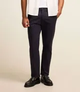 Pantalón de vestir color marrón, de corte slim y largo cropped. Confeccionado en tejido de algodón liso, con bolsillos laterales y traseros. Cierre frontal con botón y cremallera.