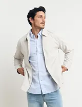 Campera azul oscuro con cierre frontal, cuello clásico y bolsillos laterales.