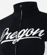 Campera deportiva de fleece color negro con cuello alto y cierre frontal. Presenta el lettering 'Oregon' bordado en el pecho y rayas blancas contrastantes a lo largo de las mangas.