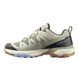 Championes de trekking Salomon modelo X Ultra 360 Edge, en color verde militar con detalles en negro, suela marrón y celeste. Cuentan con sistema de ajuste rápido de cordones y tecnología Advanced Chassis para mayor estabilidad y protección en exteriores.