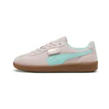 Championes Puma modelo Palermo, confeccionados en gamuza de color gris claro con detalles en verde menta y suela de goma marrón.