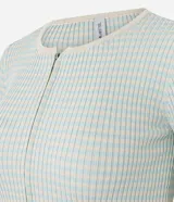 Cardigan de punto acanalado color verde menta y blanco, de manga larga y corte ajustado. Presenta un escote redondo con cierre frontal de cremallera doble.