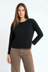 Remera de manga larga con cuello redondo, confeccionada en algodón con elastano. Presenta un corte al cuerpo y diseño básico y versátil.