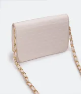 Bolso pequeño estructurado color negro, con textura capitoneada, asa de cadena y solapa frontal con botón a presión. Incluye divisor interno con cremallera.