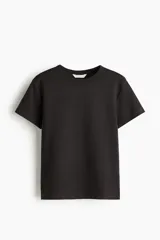 Remera de punto de algodón tupido color negro, con cuello redondo ribeteado acanalado y mangas cortas.