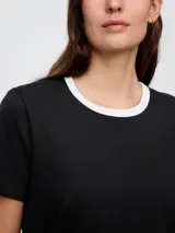 Remera de algodón color negro con cuello redondo en contraste color blanco, de manga corta y corte clásico.