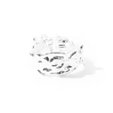 Pulsera ancha plateada con textura irregular.