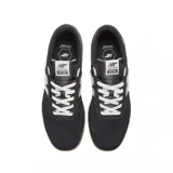 Championes New Balance NM508SBA negros con detalles en blanco y suela marrón.