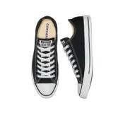 Championes urbanos Converse Chuck Taylor All Star de caña baja, color negro con detalles en blanco, confeccionados en lona, con suela de goma y logo de la marca en la lengüeta y el talón.