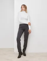 Pantalón de vestir verde oscuro, marca Zac & Rachel, con pretina con faja interna modeladora y bolsillos rectos delanteros y traseros simulados.