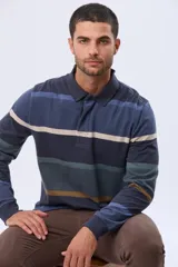 Remera tipo polo de manga larga con diseño de rayas horizontales en tonos azules, verdes y marrones. Presenta cuello clásico con cierre de botones y puños elásticos.