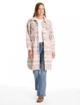Sobrecamisa larga de tejido soft con diseño a cuadros en tonos beige, rosa y gris. Presenta cuello con solapa, cierre frontal con botones, bolsillos aplicados en el pecho y mangas largas con puños abotonados.