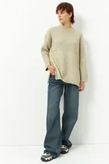 Polera marrón de tejido de punto con cuello alto y corte oversized.