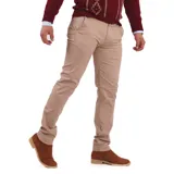 Pantalón de vestir color beige, de corte recto y tiro medio, con bolsillos laterales y traseros. Confeccionado en algodón con triple costura reforzada.