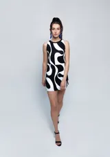 Vestido corto de corte halter con diseño holgado y estampado abstracto en blanco y negro.
