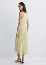 Vestido midi plisado color amarillo claro, con cuello halter y detalle fruncido, diseño sin mangas y cintura entallada.