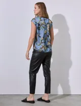 Blusa de satén estampada con flores, marca Elie Tahari. Tiene cuello a la base, escote en V y abertura central con botones ocultos.