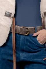 Cinturón de cuero con efecto gastado en color marrón, con hebilla metálica de estilo clásico en tono bronce envejecido.