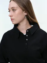 Buzo de cuello polo con escote abotonado, manga larga raglán y puños acanalados. Confeccionado en tejido suave y confortable.
