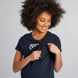 Camisón azul marino de corte recto, con mangas cortas y estampado frontal con la frase "Best Mother Ever". Cuenta con abertura frontal para facilitar la lactancia.