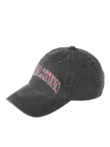 Gorro tipo béisbol color negro con efecto gastado, confeccionado en algodón. Presenta un logo bordado en relieve con la palabra "STUDIO" en color rojo y blanco.