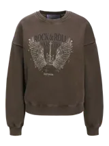 Buzo de cuello redondo y mangas largas, color marrón con efecto desgastado. Presenta un estampado frontal de estilo rockero con alas, una guitarra eléctrica y la inscripción "Rock & Roll".