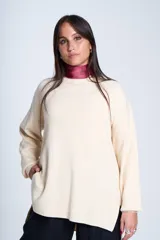 Sweater azul eléctrico de punto acanalado, con cuello redondo y mangas largas. Corte holgado con aberturas laterales.