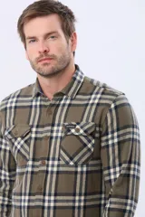 Sobrecamisa de viyela a cuadros en tonos azul, beige y marrón, con dos bolsillos de parche con solapa abotonada en el pecho.