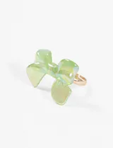 Anillo dorado con moña verde de acrílico.