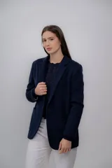 Blazer azul marino de baby alpaca con solapas de muesca, cierre frontal con un botón y bolsillos de parche.