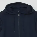 Canguro azul marino con capucha, cierre frontal con cremallera y bolsillos laterales.