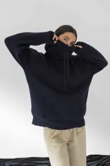 Buzo canguro azul marino de tejido de punto acanalado, con cuello alto con cordón ajustable y bolsillo tipo parche en el frente.