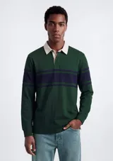 Polo de manga larga en tejido de punto, color verde con una franja horizontal ancha en azul marino en el pecho y cuello tipo polo en color crema.