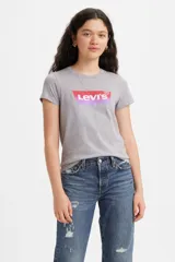 Remera gris de corte clásico con logo Levi's Batwing estampado en degradé de rojo a violeta.
