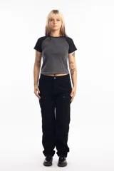 Pantalón de jean azul oscuro de corte recto, con refuerzos en las rodillas y bolsillos laterales. Diseño de estilo cargo con frente reforzado.