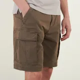 Bermuda estilo cargo confeccionada en gabardina elastizada con lavado a la piedra. Presenta bolsillos laterales con tapa y velcro, bolsillos delanteros diagonales y cierre frontal.