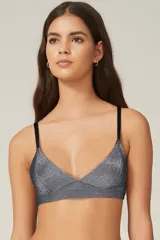 Soutien triángulo color gris con textura brillante y breteles finos negros.