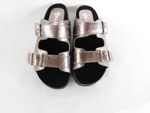 Sandalias de cuero color peltre con doble tira ancha ajustable con hebillas metálicas. Suela de corcho y base de goma.