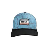 Gorro de visera curva con estampado de motivos marinos en tonos celeste y gris. Tiene logo de Reef bordado en el frente y cordón decorativo en la base de la copa.
