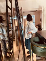 Chaleco plateado reversible con interior de gamulan color crema.