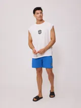 Musculosa blanca con estampado circular en el pecho con la frase "Ride the Rusty Wave".