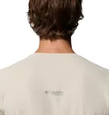 Remera de senderismo Columbia Titanium Diamond Peak, color gris claro, de manga corta, con tecnología de enfriamiento Omni-Freeze y protección solar. Presenta detalle reflectante y logo estampado en la espalda.