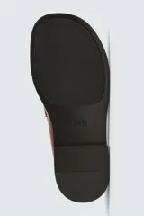 Mocasín de vestir color marrón oscuro, fabricado en piel lisa, con detalle de antifaz en el empeine y costura visible en la puntera. Presenta una horma cuadrada y suela con ligero tacón.