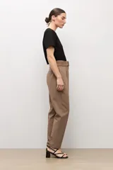 Pantalón sastrero color topo, de corte recto, con pinzas en la parte delantera y cinturón del mismo género con hebilla cuadrada.