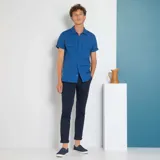 Pantalón chino azul de corte slim.