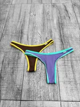 Bombacha de bikini cavada con detalles de ribetes en contraste.