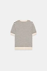 Jersey de punto de manga corta con cuello redondo, a rayas horizontales blancas y negras.