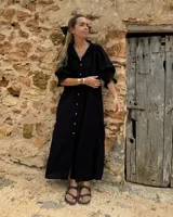 Brazalete rígido de diseño artesanal con textura irregular y acabado metálico, elaborado en bronce macizo.