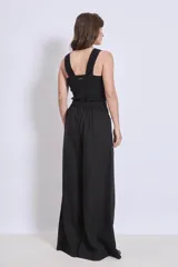 Blusa negra sin mangas, de punto, con cuello redondo y corte ajustado.