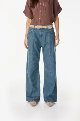 Pantalón jean de corte amplio y relajado, color azul oscuro, con bolsillos traseros grandes y detalles de costuras marcadas.